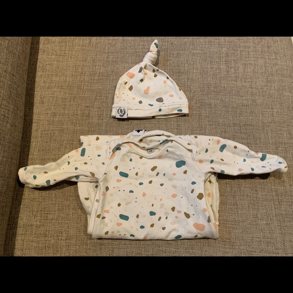 The OVer Company - nodo gown & matching hat - size newborn